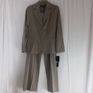 Ladies Signature by Larry Levine Sz 10